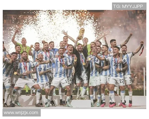 足球明星将荣耀奖杯放置在丁丁上引发热议引爆社交媒体讨论